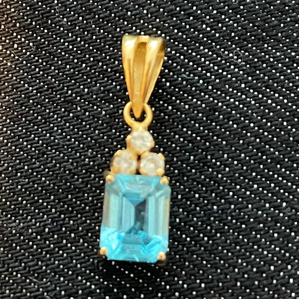 750 18k Yellow Gold Emerald Cut Blue Topaz Diamond Pendant 659$